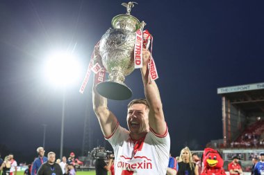 Hull KR 'dan Tom Davies, Sewell Group Craven Park' ın 14. Hull KR 'a karşı Sewell Group Craven Park, Kingston on on Hull, Birleşik Krallık, 13 Haziran 2025' de oynanan Betfred Süper Lig Turu sırasında kalabalık Sewell Group Craven Park 'ın önünde mücadele kupasını kaldırdı.
