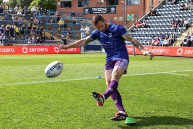 Warrington Wolves takımından Marc Sneyd 14 Haziran 2025 'te Leeds Stadyumu' nda oynanan Betfred Süper Lig karşılaşmasında ısındı.