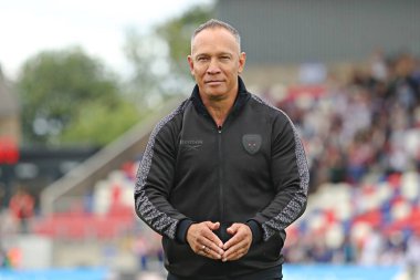 Leigh Leoparlarının baş antrenörü Adrian Lam, 15 Haziran 2025 'te İngiltere' nin Wakefield kentinde oynanan DIY Kitchens Stadyumu 'nda oynanan 14. Betfred Süper Lig karşılaşması sonrasında taraftarları alkışlıyor.