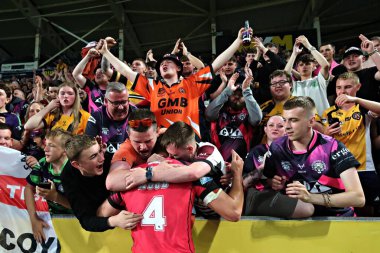 Castleford Tigers takımından Sam Wood, 13 Haziran 2025 'te MKM Stadyumu' nda oynanan 14. Hull FC Castleford Tigers karşılaşmasının ardından taraftarlarıyla kutlama yapıyor.