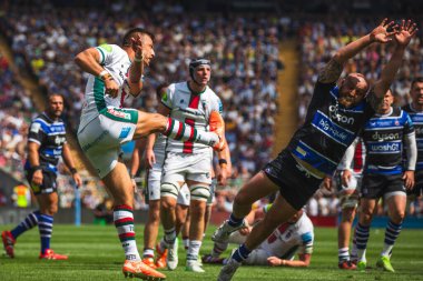 Leicester Tigers 'dan Handr Pollard ve Bath' dan Tom Dunn Gallagher Premiership play-off Finali sırasında Allianz Stadyumu, Twickenham 'da Leicester Tigers' a karşı 2025 Bath Rugby maçı, 14 Haziran 2025