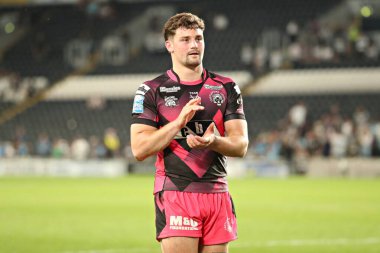Castleford Tigers takımından Josh Simm, 13 Haziran 2025 'te MKM Stadyumu' nda oynanan 14. Hull FC Castleford Tigers karşılaşmasının ardından taraftarları alkışlıyor.