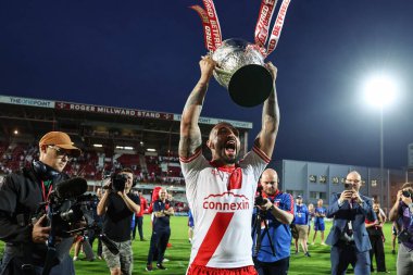 Hull KR 'dan Elliot Minchella, Sewell Group Craven Park' ın 14. Hull KR 'a karşı Sewell Group Craven Park, Kingston on upon Hull, Birleşik Krallık, 13 Haziran 2025' de oynanan Betfred Süper Lig karşılaşmasında Sewell Group Craven Park 'ın önünde mücadele kupasını kaldırdı.
