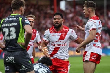 Hull KR takımından Kelepi Tanginoa, 13 Haziran 2025 tarihinde İngiltere 'nin Hull kentinde bulunan Sewell Group Craven Park' ta oynanan Betfred Süper Lig 14. Hull KR-Catalans Dragons karşılaşmasında denemesini kutluyor.