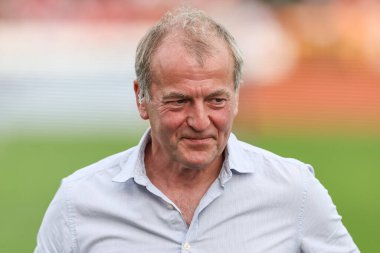 Hull KR 'ın sahibi Neil Hudgell, 13 Haziran 2025' te İngiltere 'nin Hull kentindeki Kingston' daki Sewell Group Craven Park 'ta oynanan Betfred Süper Lig 14. Hull KR-Catalans Dragons maçında