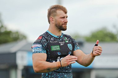 Leigh Leopar takımından Matt Davis, 15 Haziran 2025 'te İngiltere' nin Wakefield kentindeki DIY Kitchens Stadyumu 'nda oynanan Wakefield Trinity - Leigh Leopards maçından sonra taraftarları alkışlıyor.