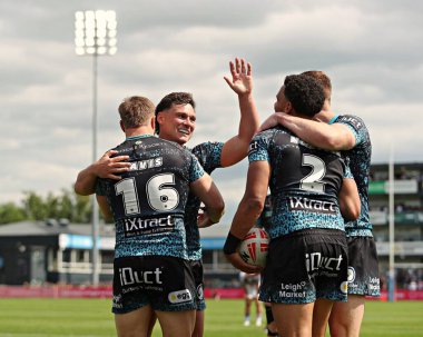 Leopar Leoparları 'ndan Darnell McIntosh, 15 Haziran 2025' te Birleşik Krallık 'ın Wakefield kentinde bulunan DIY Kitchens Stadyumu' nda oynanan 14. Betfred Süper Lig karşılaşmasında şansını kutluyor.