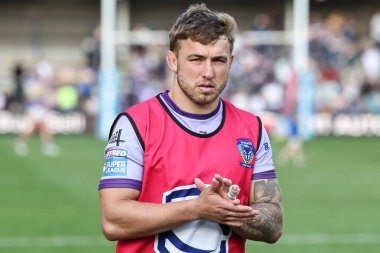 Warrington Wolves 'tan Sam Powell, 14 Haziran 2025' te Headingley Stadyumu 'nda oynanan 14. Leeds Gergedan - Warrington Wolves karşılaşmasında gezgin taraftarları alkışlıyor.