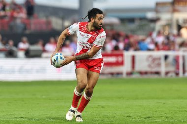 Hull KR takımından Tyrone May, 13 Haziran 2025 'te İngiltere' nin Hull kenti Kingston 'da oynanan Sewell Group Craven Park' ta oynanan 14. Hull KR-Catalans Dragons müsabakasında topa vuruyor.