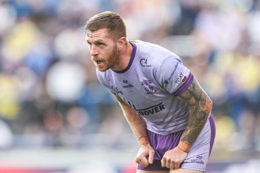 Warrington Wolves 'tan Marc Sneyd 14. Betfred Süper Lig Roundu sırasında Headingley Stadyumu' nda Leeds Gergedanı 'na karşı Warrington Wolves maçını izliyor.