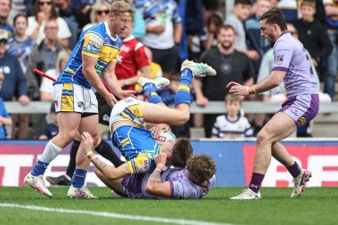 Leeds Rhinos 'tan Riley Lumb, 14 Haziran 2025' te Headingley Stadyumu 'nda oynanan Betfred Süper Lig karşılaşmasında Warrington Wolves takımından Arron Lindop ile karşılaştı.