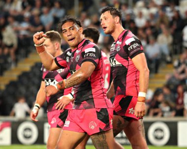 Castleford Tigers takımından Tom Amone, 13 Haziran 2025 'te MKM Stadyumu' nda oynanan 14. Hull FC Castleford Tigers maçında denemesini kutluyor.