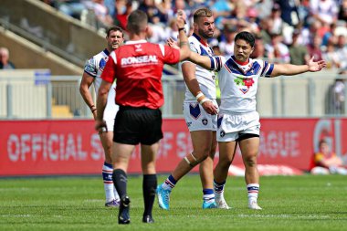 Wakefield Trinity 'den Mason Lino, 15 Haziran 2025' te Wakefield, İngiltere 'deki DIY Kitchens Stadyumu' nda oynanan 14. Betfred Süper Lig karşılaşmasında hakem Jack Smith 'e başvurdu.
