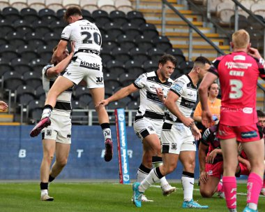 Hull F.C. 'den Harvey Barron. 13 Haziran 2025 'te MKM Stadyumu' nda 14. Hull FC Castleford Tigers 'a karşı oynanan Betfred Süper Lig Turu' nda yapılan denemeyi kutluyor.