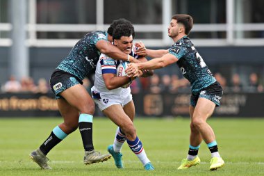 Leigh Leoparları 'ndan Ben McNamara ve Wakefield Trinity' den Alec Tuitavake, Wakefield Trinity Süper Lig karşılaşmasında Wakefield Trinity 'ye karşı Leigh Leopards Stadyumu, Wakefield, Birleşik Krallık