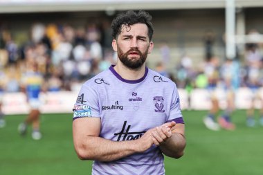 Warrington Wolves 'un Toby King' i 14 Haziran 2025 'te Headingley Stadyumu' nda oynanan Betfred Süper Lig karşılaşmasında seyircileri alkışlıyor.