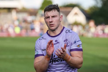 Warrington Wolves 'tan George Williams, 14 Haziran 2025' te Headingley Stadyumu 'nda oynanan 14. Leeds Gergedan ve Warrington Wolves karşılaşmasında gezgin taraftarları alkışlıyor.