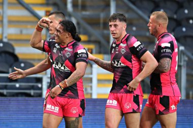 Castleford Tigers takımından Tom Amone, 13 Haziran 2025 'te MKM Stadyumu' nda oynanan 14. Hull FC Castleford Tigers maçında oynanan sert vuruşu kutluyor.