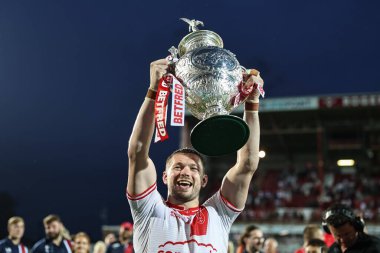 Hull KR 'dan James Batchelor, 13 Haziran 2025' te İngiltere 'nin Hull kentinde düzenlenen Sewell Group Craven Park' ta oynanan Betfred Süper Lig Hull KR - Catalans Dragons karşılaşmasında Sewell Group Craven Park 'ın önündeki mücadele kupasını kaldırdı.
