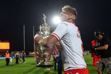Hull KR 'dan Jez Litten, 13 Haziran 2025' te İngiltere 'nin Hull kentinde düzenlenen Sewell Group Craven Park' ta oynanan Betfred Süper Lig Hull KR - Catalans Dragons maçında Sewell Group Craven Park 'ın önündeki mücadele kupasını kaldırdı.