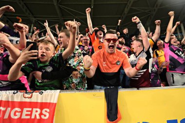 Castleford taraftarları 13 Haziran 2025 'te İngiltere' nin Hull Stadyumu 'nda oynanan 14. Hull FC Castleford Tigers karşılaşmasını kutluyorlar.