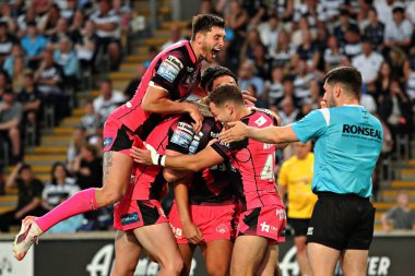 Castleford Tigers takımından Daejarn Asi, 13 Haziran 2025 'te MKM Stadyumu' nda oynanan 14. Hull FC-Castleford Tigers karşılaşmasında attığı golü kutluyor.