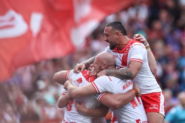 Hull KR takımından Sauaso Sue, 13 Haziran 2025 'te İngiltere' nin Hull kenti Kingston 'da bulunan Sewell Group Craven Park' ta oynanan 14. Hull KR ve Catalans Dragons maçında takım arkadaşlarıyla yaptığı denemeyi kutluyor.