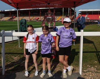 Hull KR taraftarları, Hull KR 'ın 13 Haziran 2025' te Sewell Group Craven Park, Kingston upon Hull, Birleşik Krallık 'ta oynanan Betfred Süper Lig Turu 14. Hull KR-Catalans Dragons maçını kazanmasının ardından The Challenge Cup ile selfie çektiler.