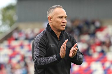 Leigh Leoparlarının baş antrenörü Adrian Lam, 15 Haziran 2025 'te İngiltere' nin Wakefield kentinde oynanan DIY Kitchens Stadyumu 'nda oynanan 14. Betfred Süper Lig karşılaşması sonrasında taraftarları alkışlıyor.