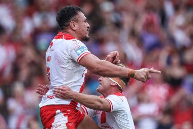 Hull KR takımından Sauaso Sue, 13 Haziran 2025 'te İngiltere' nin Hull kenti Kingston 'da bulunan Sewell Group Craven Park' ta oynanan 14. Hull KR ve Catalans Dragons maçında takım arkadaşlarıyla yaptığı denemeyi kutluyor.