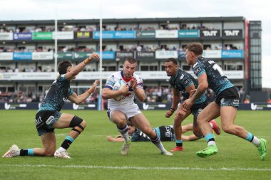 Wakefield Trinity takımından David Armstrong, 15 Haziran 2025 'te Wakefield, İngiltere' deki DIY Kitchens Stadyumu 'nda oynanan 14. Betfred Süper Lig karşılaşmasında Wakefield Trinity ile Leigh Leopards maçında Max Jowitt' i yendi.