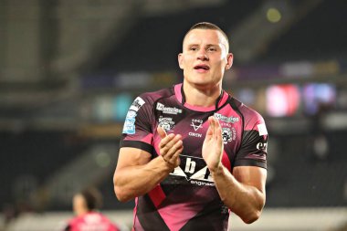 Castleford Tigers 'ın Innes Senior' u, 13 Haziran 2025 'te MKM Stadyumu' nda oynanan 14. Hull FC Castleford Tigers maçından sonra taraftarları alkışlıyor.