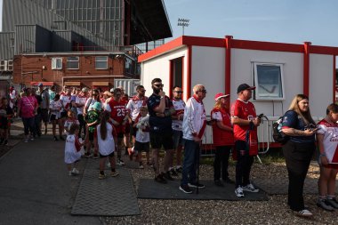 Hull KR hayranları Hull KR 'ın 13 Haziran 2025' te İngiltere 'nin Hull kentinde bulunan Sewell Group Craven Park, Kingston upon Hull' da oynanan Betfred Süper Lig Turu 14. Hull KR-Catalans Dragons maçını kazanmasının ardından The Challenge Cup ile selfie çekimleri için sıraya girdiler.