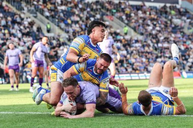 Warrington Wolves takımından Ben Currie, 14 Haziran 2025 'te Headingley Stadyumu' nda oynanan 14. Leeds Gergedanı - Warrington Wolves karşılaşmasında bir deneme için sahaya çıkıyor.