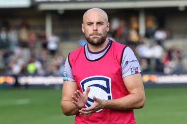 Warrington Wolves 'tan James Harrison, 14 Haziran 2025' te Headingley Stadyumu 'nda oynanan 14. Leeds Gergedan ve Warrington Wolves karşılaşmasında gezgin taraftarları alkışlıyor.