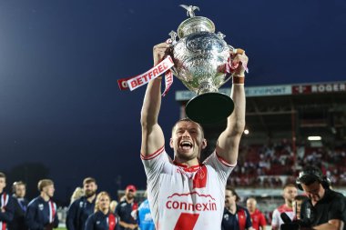 Hull KR 'dan James Batchelor, 13 Haziran 2025' te İngiltere 'nin Hull kentinde düzenlenen Sewell Group Craven Park' ta oynanan Betfred Süper Lig Hull KR - Catalans Dragons karşılaşmasında Sewell Group Craven Park 'ın önündeki mücadele kupasını kaldırdı.