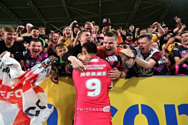 Castleford Tigers takımından Liam Horne, 13 Haziran 2025 'te MKM Stadyumu' nda oynanan 14. Hull FC Castleford Tigers karşılaşmasının ardından taraftarlarıyla kutlama yapıyor.