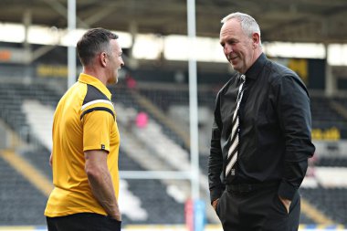 John Cartwright, Hull FC 'nin baş antrenörü. Castleford Tigers 'ın baş antrenörü Danny McGuire ile MKM Stadyumu' nda 14. Hull FC Castleford Tigers maçından önce yapılan sohbetler 13 Haziran 2025