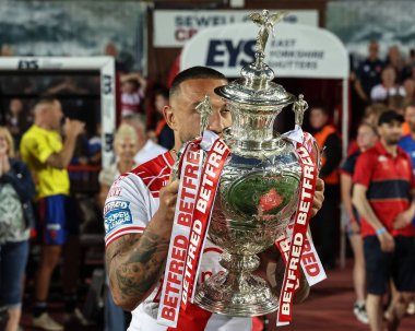 Hull KR 'dan Elliot Minchella, 13 Haziran 2025' te İngiltere 'nin Hull kenti Kingston' da Sewell Group Craven Park 'ta oynanan Betfred Süper Lig 14. Hull KR-Catalans Dragons karşılaşmasında kupayı öpüyor.