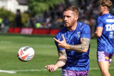 Warrington Wolves takımından Marc Sneyd 14 Haziran 2025 'te Leeds Stadyumu' nda oynanan Betfred Süper Lig karşılaşmasında ısındı.