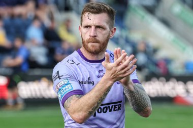 Warrington Wolves 'tan Marc Sneyd, 14 Haziran 2025' te Headingley Stadyumu 'nda oynanan 14. Leeds Gergedan ve Warrington Wolves karşılaşmasında gezgin taraftarları alkışlıyor.