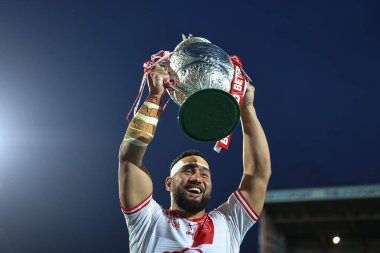 Hull KR 'dan Kelepi Tanginoa, 13 Haziran 2025' te İngiltere 'nin Hull kentindeki Sewell Group Craven Park' ta oynanan Betfred Süper Lig Turu 'nda Sewell Group Craven Park' ın önünde mücadele kupasını kaldırıyor.