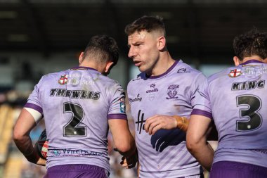 Warrington Wolves 'tan Josh Thewlis, 14. Betfred Süper Lig Rhinos - Warrington Wolves maçında Warrington Wolves' tan George Williams ile deneyişini kutluyor.