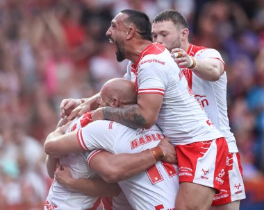 Hull KR takımından Sauaso Sue, 13 Haziran 2025 'te İngiltere' nin Hull kenti Kingston 'da bulunan Sewell Group Craven Park' ta oynanan 14. Hull KR ve Catalans Dragons maçında takım arkadaşlarıyla yaptığı denemeyi kutluyor.