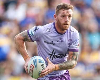 Warrington Wolves takımından Marc Sneyd 14. Leeds Gergedan ve Warrington Wolves maçında topla birlikte Headingley Stadyumu, Leeds, İngiltere, 14 Haziran 2025