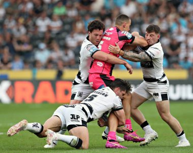 Hull F.C. 'den Tom Briscoe, Hull F.C.' den Amir Bourouh. Ve Hull F.C. 'den Yusuf Aydın. 13 Haziran 2025 'te MKM Stadyumu' nda 14. Hull FC Castleford Tigers 'a karşı oynanan Betfred Süper Lig Turu' nda Castleford Tigers 'ın Senior' u Castleford Tigers ile mücadele etti.