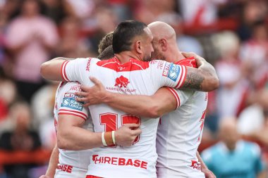 Hull KR takımından James Batchelor, 13 Haziran 2025 'te İngiltere' nin Hull kentinde bulunan Sewell Group Craven Park, Kingston 'da oynanan 14. Hull KR ve Catalans Dragons maçında takım arkadaşlarıyla yaptığı denemeyi kutluyor.