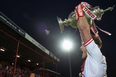 Hull KR 'dan Jez Litten, 13 Haziran 2025' te İngiltere 'nin Hull kentinde düzenlenen Sewell Group Craven Park' ta oynanan Betfred Süper Lig Hull KR - Catalans Dragons maçında Sewell Group Craven Park 'ın önündeki mücadele kupasını kaldırdı.