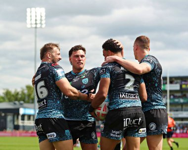 Leopar Leoparları 'ndan Darnell McIntosh, 15 Haziran 2025' te Birleşik Krallık 'ın Wakefield kentinde bulunan DIY Kitchens Stadyumu' nda oynanan 14. Betfred Süper Lig karşılaşmasında şansını kutluyor.