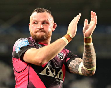Castleford Tigers takımından Brad Singleton, 13 Haziran 2025 'te MKM Stadyumu' nda oynanan 14. Hull FC Castleford Tigers karşılaşmasının ardından taraftarları alkışlıyor.